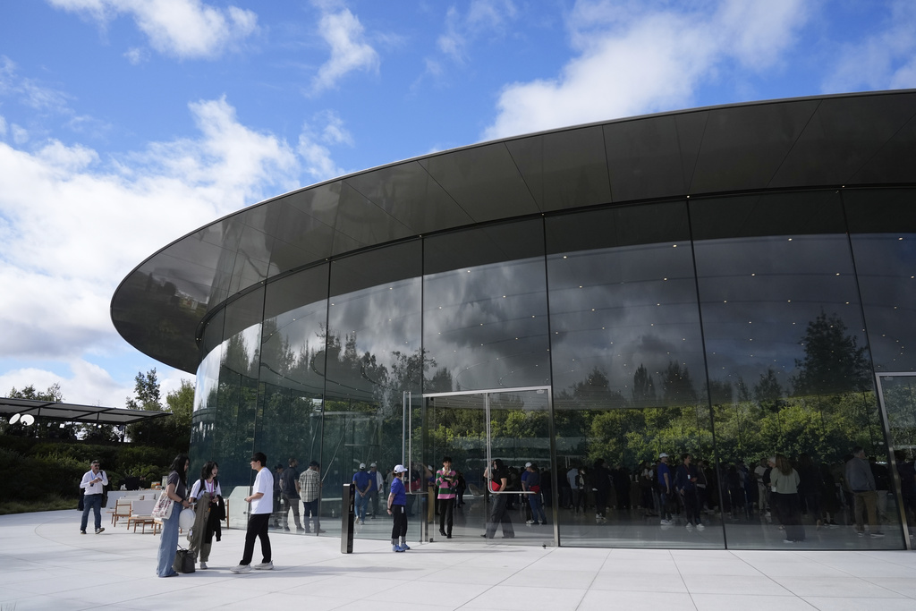 Attendees arrive at the Steve Jobs Theater for an announcement of new products at Apple Park on Tuesday, Sept. 9, 2025, in Cupertino, Calif. (AP Photo/Godofredo A. Vásquez)
