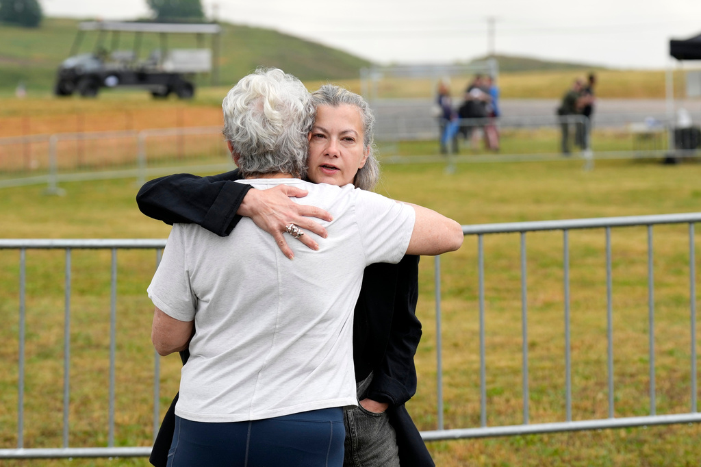 Bethany Mann, right, and Pat Halper, left, both of whom oppose the death penalty, greet one another outside Riverbend Maximum Security Institution before the scheduled execution of Tony Von Carruthers Thursday, May 21, 2026, in Nashville, Tenn. (AP Photo/Mark Humphrey)