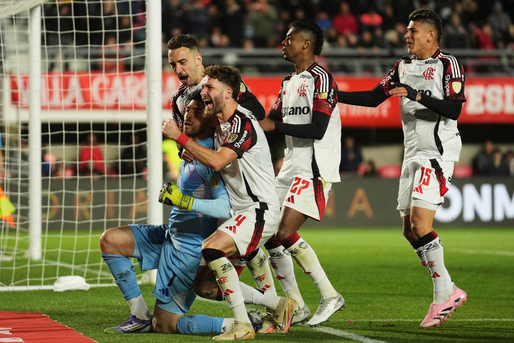 Brazil's Flamengo players celebrate defeating Argentina's Estudiantes de La Plata in a penalty shootout during a Copa Libertadores quarterfinal second leg soccer match in La Plata, Argentina, Thursday, Sept. 25, 2025. (AP Photo/Gustavo Garello)