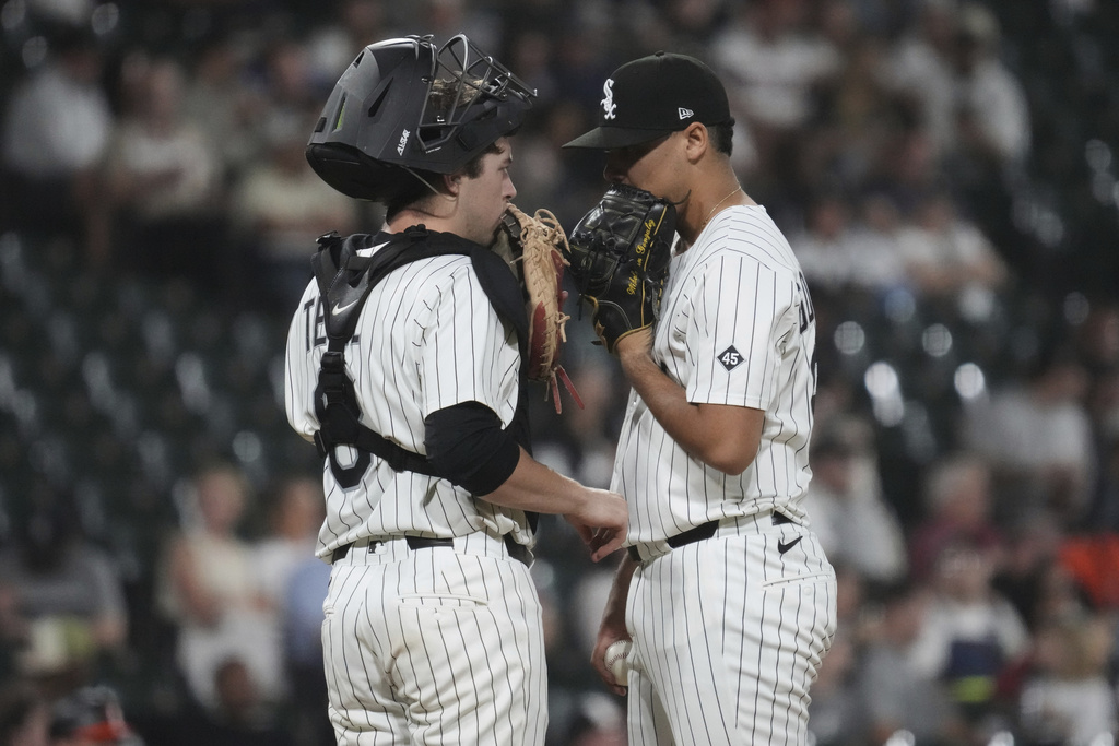 Chicago White Sox catcher Kyle Teel, left, talks with relief pitcher Wikelman González during the seventh inning of a baseball game against the Baltimore Orioles in Chicago, Tuesday, Sept. 16, 2025. (AP Photo/Nam Y. Huh)