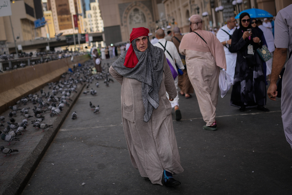 Muslim pilgrims arrive at the Grand Mosque for the annual Hajj pilgrimage, in the Muslim holy city of Mecca, Saudi Arabia, Friday, May 22, 2026. (AP Photo/Altaf Qadri)