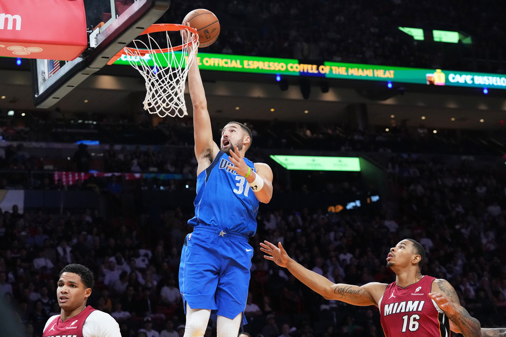 Dallas Mavericks guard Klay Thompson (31) drives to the basket over Miami Heat forward Keshad Johnson (16) during the first half of an NBA basketball game Monday, Nov. 24, 2025, in Miami. (AP Photo/Marta Lavandier)
