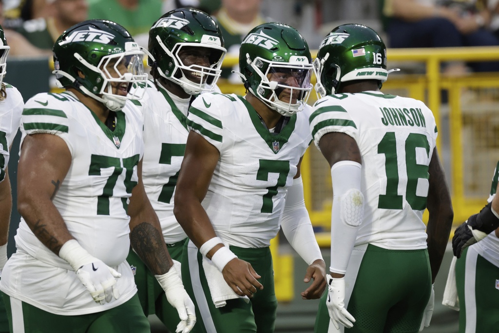 New York Jets' Justin Fields is congratulated after running for a touchdown during the first half of a preseason NFL football game against the Green Bay Packers Saturday, Aug. 9, 2025, in Green Bay, Wis. (AP Photo/Matt Ludtke)