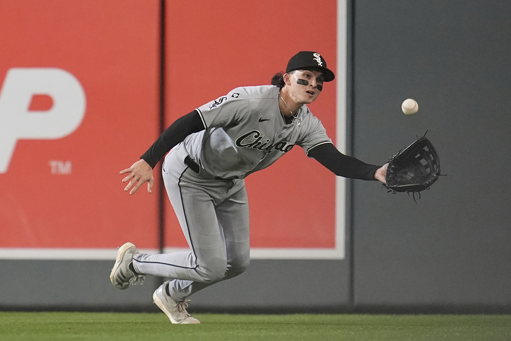 Chicago White Sox right fielder Brooks Baldwin reaches to catch a lineout hit by Minnesota Twins' Luke Keaschall during the first inning of a baseball game Thursday, Sept. 4, 2025, in Minneapolis. (AP Photo/Abbie Parr)