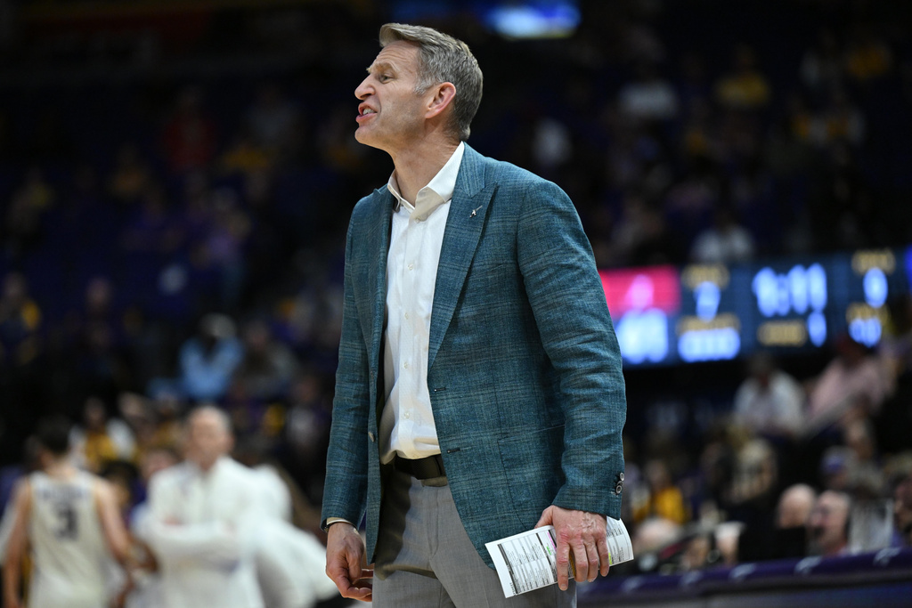 Alabama head coach Nate Oats reacting during the first half of an NCAA men's basketball game against LSU in Baton Rouge, Saturday, Feb. 21, 2026. (AP Photo/Ella Hall)