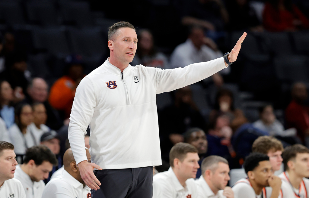 Auburn head basketball coach Steven Pearl reacts to a play during the first half of an NCAA college basketball game against the St. John's in the Players Era tournament Wednesday, Nov. 26, 2025, in Las Vegas. (AP Photo/Steve Marcus)