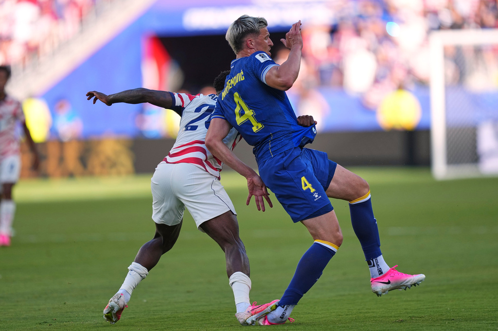 United States' Folarin Balogun (20) puts his foot down on Bosnia's Tarik Muharemovic (4) for which he received a red card during the World Cup round of 32 soccer match between the United States and Bosnia in Santa Clara, Calif., near San Francisco, Wednesday, July 1, 2026. (AP Photo/Martin Meissner)
