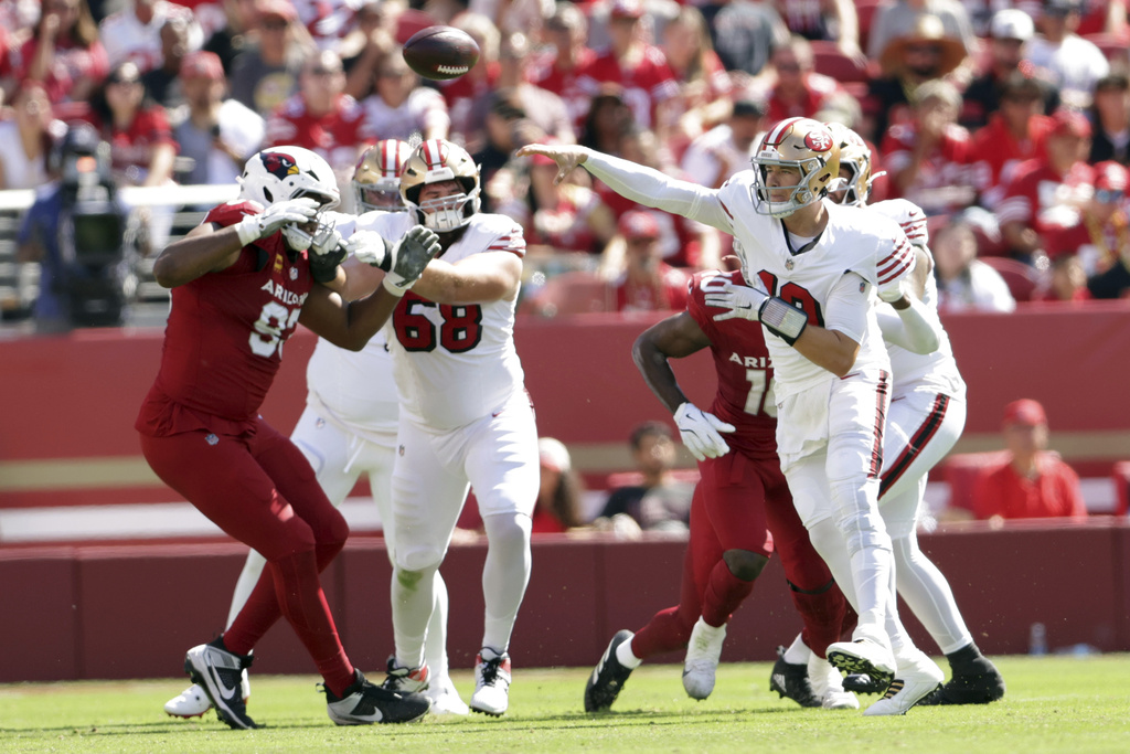 San Francisco 49ers' Mac Jones, front right, passes the ball in the second quarter of an NFL football game against the Arizona Cardinals in Santa Clara, Calif., Sunday, Sept. 21, 2025. (Scott Strazzante/San Francisco Chronicle via AP)