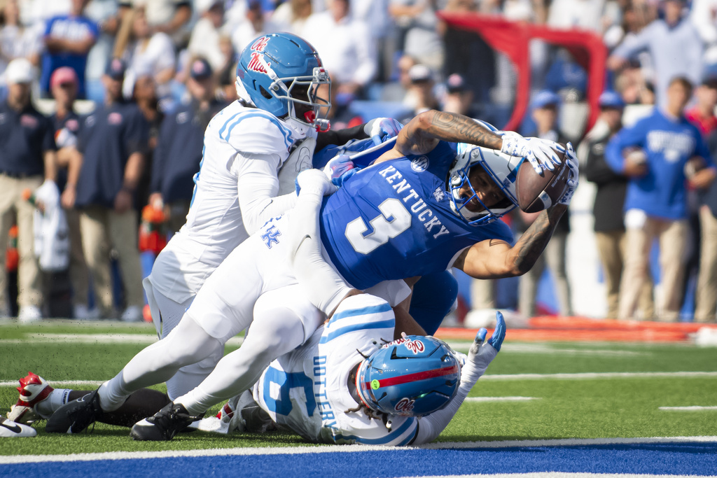 Kentucky running back Seth McGowan (3) scores a touchdown as he is brought down by Mississippi defenders during the first half of an NCCA college football game in Lexington, Ky., Saturday, Sept. 6, 2025. (AP Photo/Tanner Pearson)