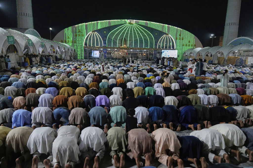 Devotees offer evening prayers at a mosque in the shrine of saint Hazrat Ali Hajveri, popularly known as Data Ganj Bakhsh as they attend celebrations of the three-day annual festival or 'Urs', in Lahore, Pakistan, Friday, Aug. 15, 2025. (AP Photo/K.M. Chaudary)
