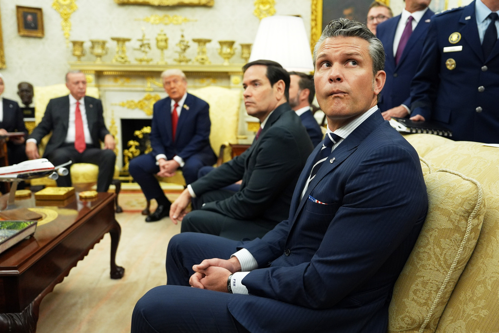 Defense Secretary Pete Hegseth, from right, and Secretary of State Marco Rubio look on during a meeting between President Donald Trump and Turkish President Recep Tayyip Erdogan in the Oval Office of the White House, Thursday, Sept. 25, 2025, in Washington. (AP Photo/Evan Vucci)