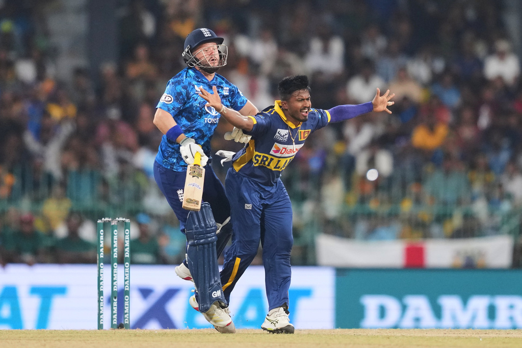 England's Ben Duckett collides with Sri Lanka's Pramod Madushan during the second ODI cricket match between England and Sri Lanka in Colombo, Sri Lanka, Saturday, Jan, 24, 2026. (AP Photo/Eranga Jayawardena)