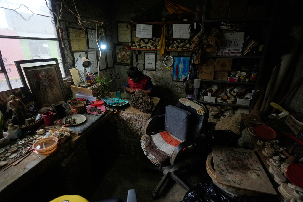 Mexican craftsman Luis Hernandez works on a fragile clay piece at his atelier in Metepec, Mexico, Thursday, Oct. 9, 2025. (AP Photo/Fernando Llano)