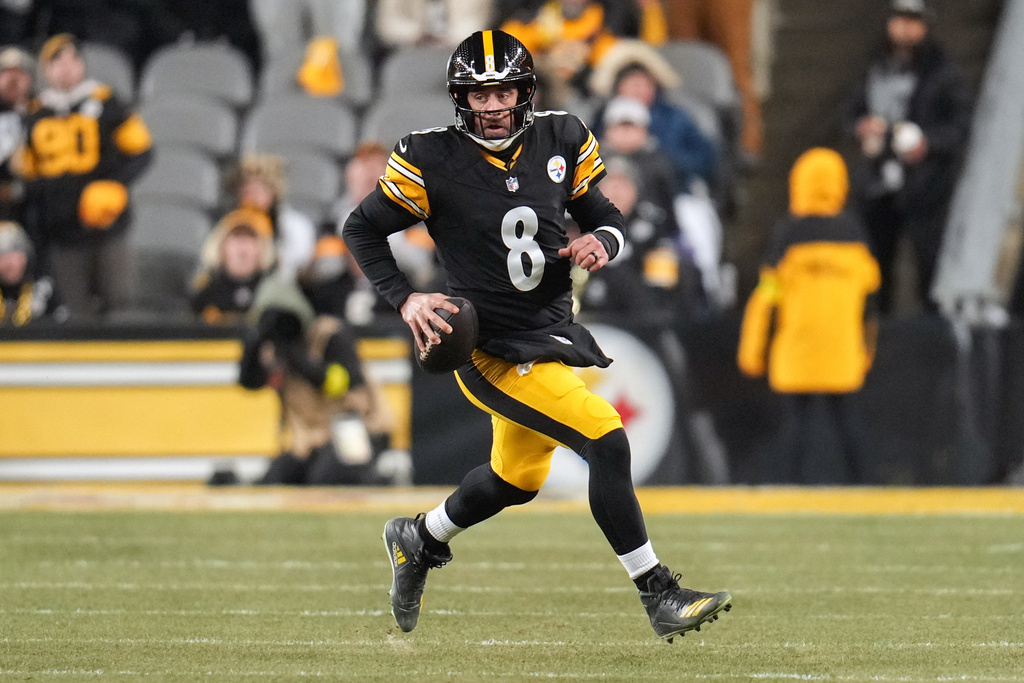 Pittsburgh Steelers quarterback Aaron Rodgers (8) runs with the ball during the first half of an NFL football game against the Baltimore Ravens, Sunday, Jan. 4, 2026, in Pittsburgh. (AP Photo/Gene J. Puskar)