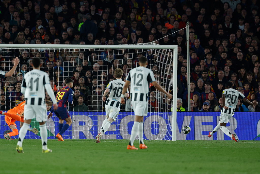 Newcastle's Anthony Elanga, right, scores his side's second goal during the Champions League round of 16, second leg soccer match between FC Barcelona and Newcastle United FC in Barcelona, Spain, Wednesday, March 18, 2026. (AP Photo/Joan Monfort)