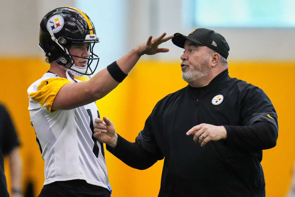 Pittsburgh Steelers head coach Mike McCarthy, right, gives instructions to quarterback Drew Allar during the football team's Rookie Minicamp workout in Pittsburgh, Saturday, May 9, 2026. (AP Photo/Gene J. Puskar)