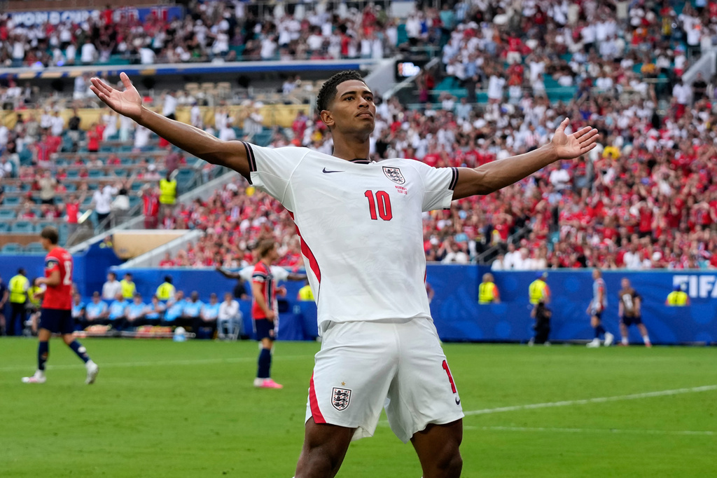 England's Jude Bellingham (10) celebrates after scoring his side's second goal during the World Cup quarterfinal soccer match between Norway and England in Miami Gardens, Fla., Saturday, July 11, 2026. (AP Photo/Lynne Sladky)