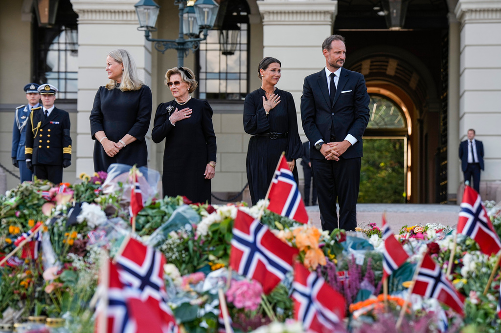 Norway's Queen Mette-Mari, Queen Sonja, Princess Märtha Louise and King Haakon come out to the Palace Square to greet the people and look at the sea of flowers and greetings that mourners have laid down four days after the death of King Harald V, in Oslo Monday, Aug. 31, 2026. (Cornelius Poppe/NTB Scanpix via AP)