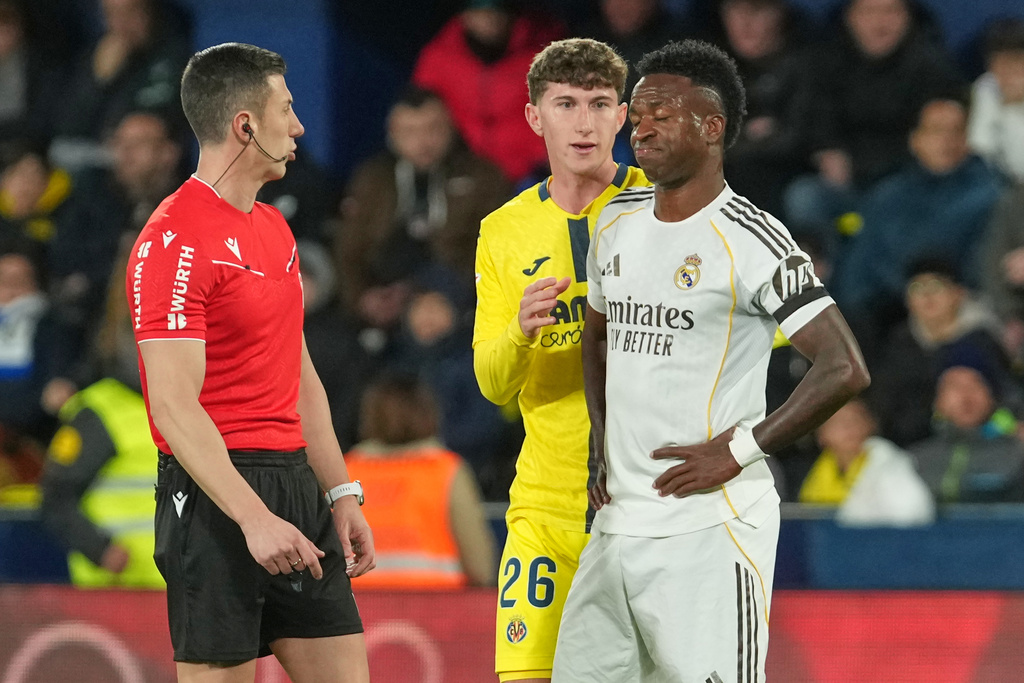 Real Madrid's Vinicius Junior, right, speaks to referee César Soto Grado during a Spanish La Liga soccer match between Villarreal and Real Madrid in Villarreal, Spain, Saturday, Jan. 24, 2026. (AP Photo/Alberto Saiz)