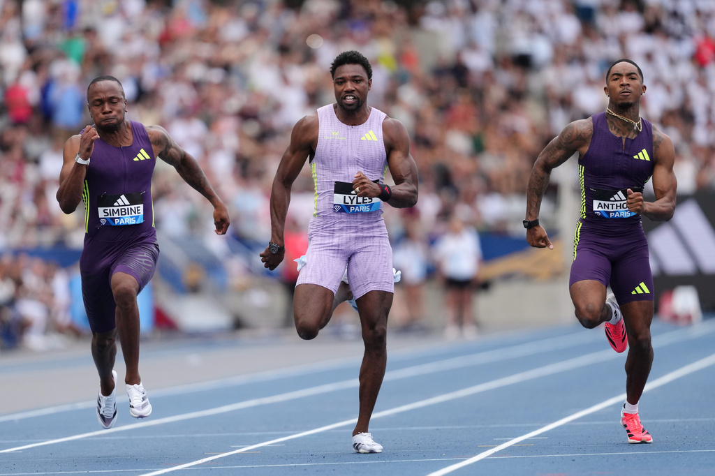 Noah Lyles, of the United States, crosses the finish line in second place, ahead of Akani Simbine, of South Africa, and the men's 1500 meters in the men's 100 meters at the Meeting de Paris Diamond League athletics meet in Paris, Sunday, June 28, 2026. (AP Photo/Aurelien Morissard)