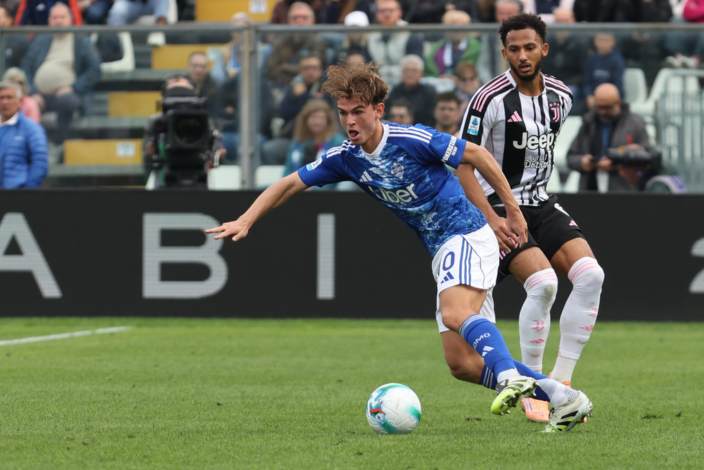 Como's Nico Paz controls the ball during the Serie A soccer match between Como and Juventus in Como, Italy, Saturday, Oct. 19, 2025. (Antonio Saia/LaPresse via AP)
