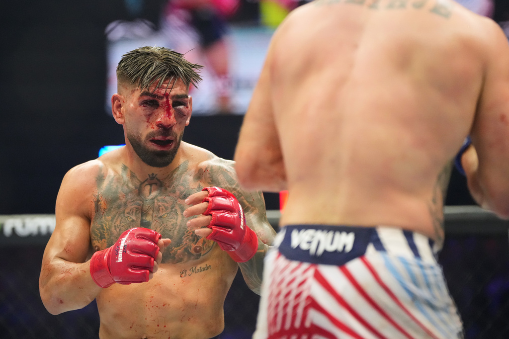 Ilia Toupruia, left, fights Justin Gaethje during their lightweight title bout at UFC Freedom 250 on the South Lawn of the White House, Monday, June 15, 2026, in Washington. (AP Photo/Alex Brandon)