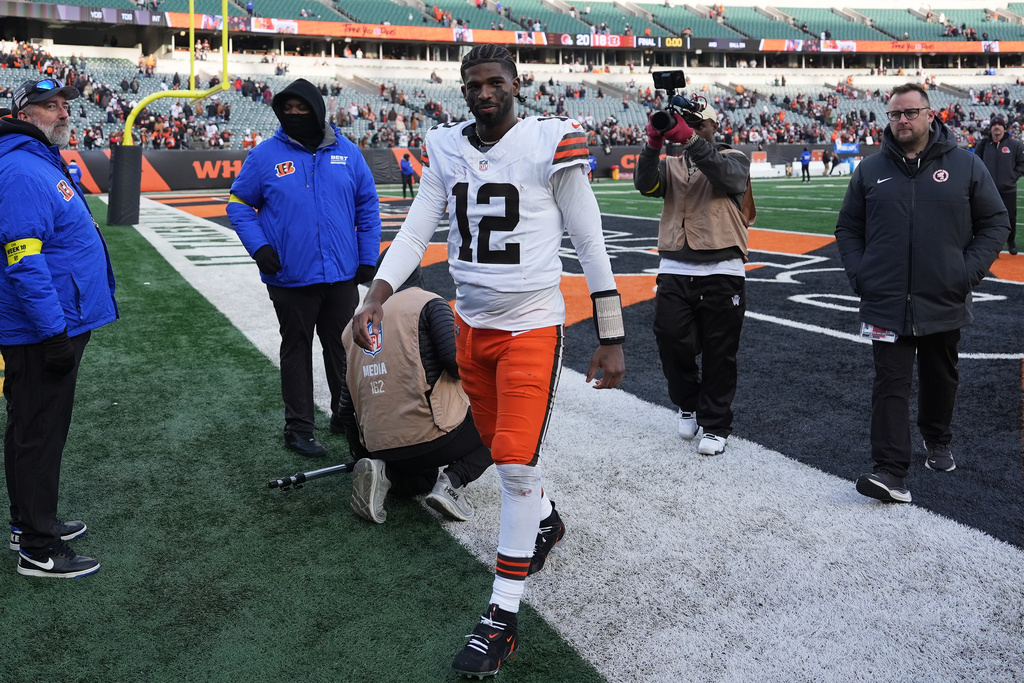 Cleveland Browns quarterback Shedeur Sanders walks off the field after an NFL football game against the Cincinnati Bengals, Sunday, Jan. 4, 2026, in Cincinnati. (AP Photo/Joshua A. Bickel)