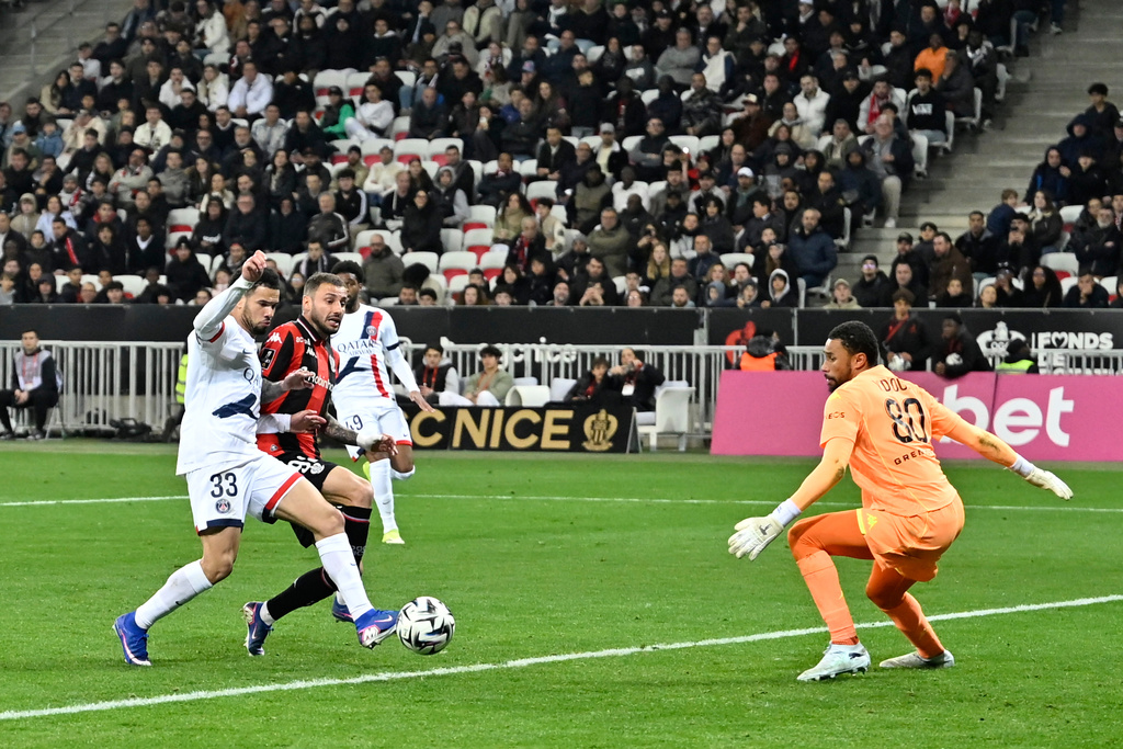 PSG's Warren Zaire-Emery, left, scores his side's fourth goal during the French League One soccer match between Nice and Paris Saint-Germain in Nice, France, Saturday, March 21, 2026. (AP Photo/Philippe Magoni)