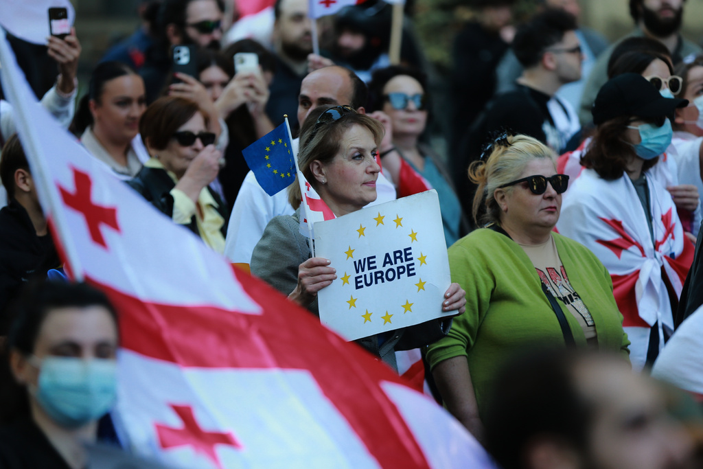 Opposition supporters with Georgian national flags gather in the city center of Tbilisi, Georgia, on Saturday, Oct. 4, 2025, boycotting the municipal elections and call for the release of political opponents. (AP Photo/Zurab Tsertsvadze)