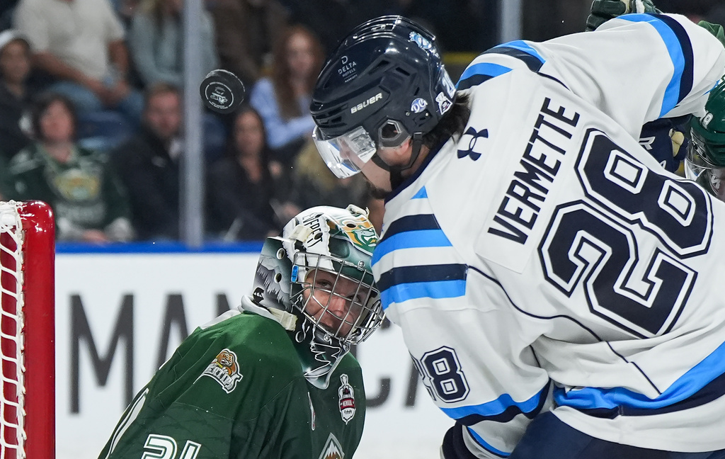 Everett Silvertips goalie Anders Miller (31) watches the puck after stopping Chicoutimi Sagueneens' Emmanuel Vermette (28) during the second period of the Memorial Cup semifinal hockey game in Kelowna, British Columbia, Friday, May 29, 2026. (Darryl Dyck/The Canadian Press via AP)