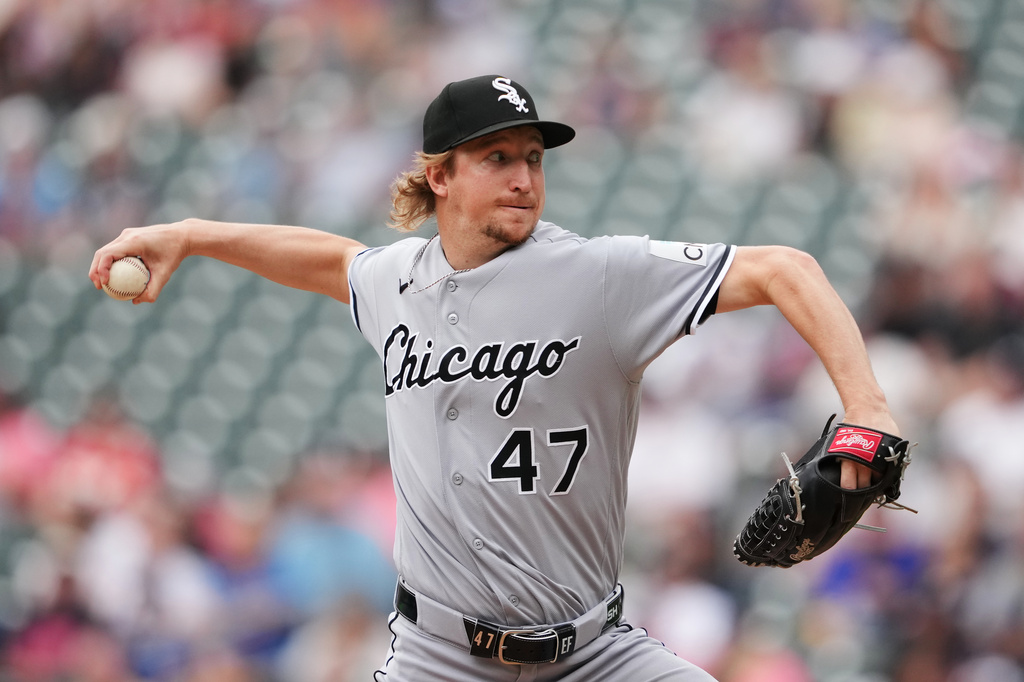 Chicago White Sox pitcher Erick Fedde throws to the Minnesota Twins during the first inning of a baseball game, Saturday, Aug. 29, 2026, in Minneapolis. (AP Photo/Ellen Schmidt)