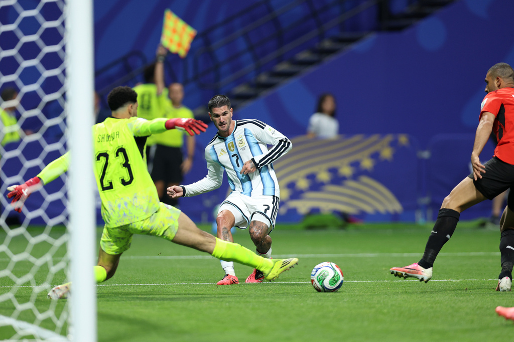 Argentina's Rodrigo De Paul, center, crosses the ball despite being caught offside during the World Cup round of 16 soccer match between Argentina and Egypt in Atlanta, Tuesday, July 7, 2026. (AP Photo/Colin Hubbard)