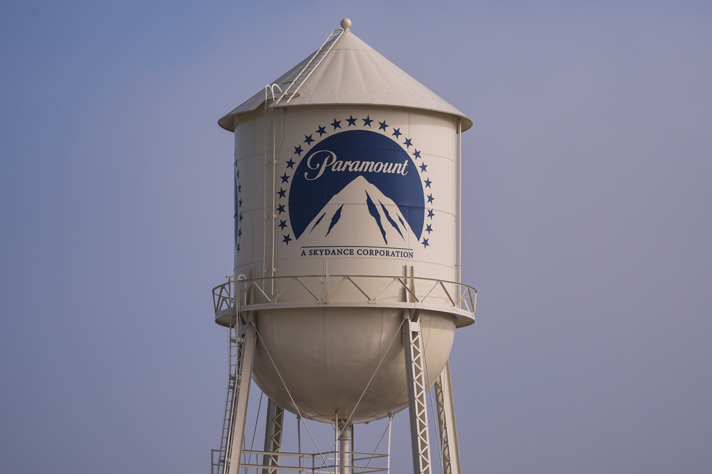 ARCHIVO - La torre de agua de Paramount Pictures en Los Ángeles el 17 de diciembre de 2025. (Foto AP/Jae C. Hong, archivo)