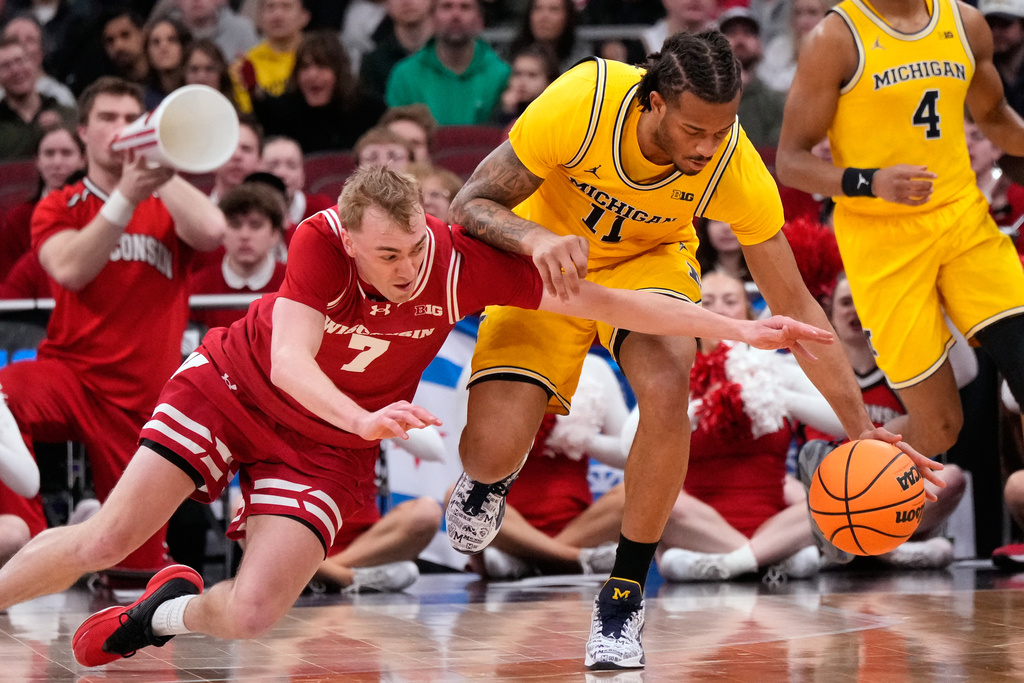 Michigan guard Roddy Gayle Jr., right, battles for a loose ball with Wisconsin guard Andrew Rohde during the first half of an NCAA college basketball game in the semifinals of the Big 10 Conference tournament, Saturday, March 14, 2026, in Chicago. (AP Photo/Nam Y. Huh)