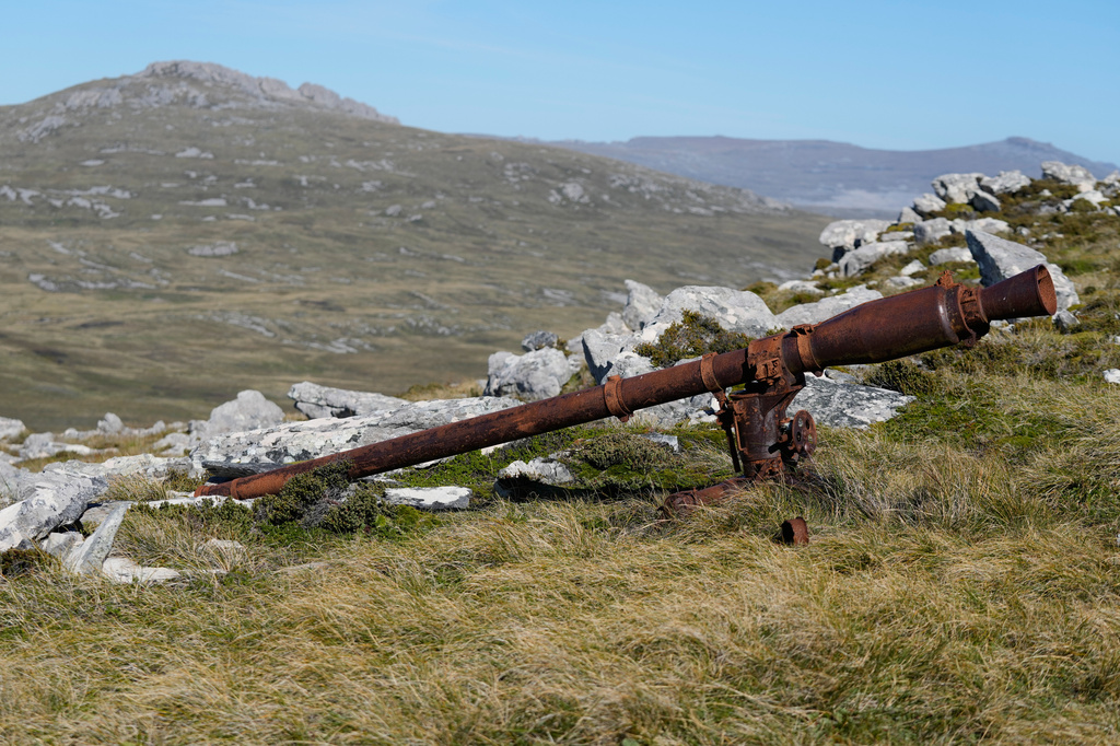 An artillery piece from the 1982 Falklands War between Argentina and Britain lies on Mount Longdon on the Falkland Islands, also known as Islas Malvinas, Monday, March 16, 2026. (AP Photo/Ricardo Mazalan)