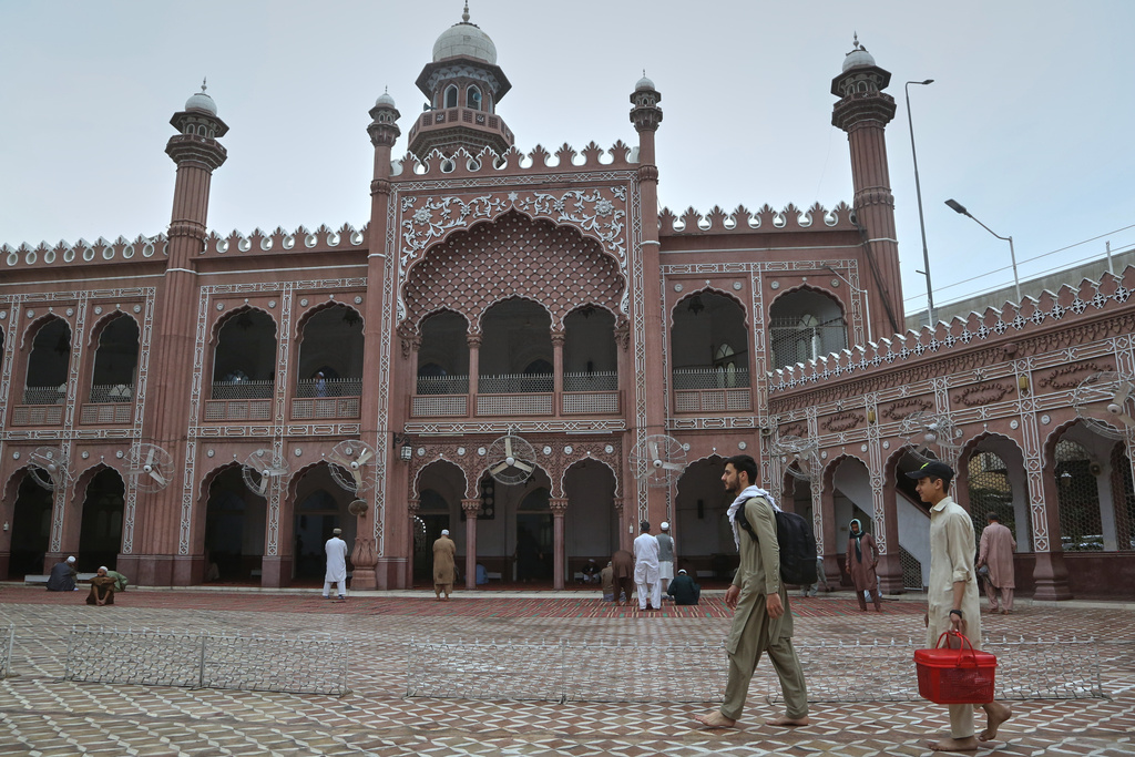 Muslim worshippers arrive to observes "Itikaf," during the last ten days of the Islamic fasting on month of Ramadan, at a mosque, in Peshawar, Pakistan, Tuesday, March 10, 2026. (AP Photo/Muhammad Sajjad)
