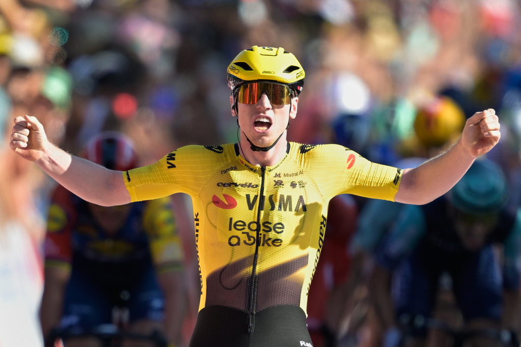 Britain's Matthew Brennan celebrates as he crosses the finish line to win the second stage of the La Vuelta cycling race, with start in Monaco and finish in Manosque, France, Sunday, Aug. 23, 2026. (AP Photo/Philippe Magoni)