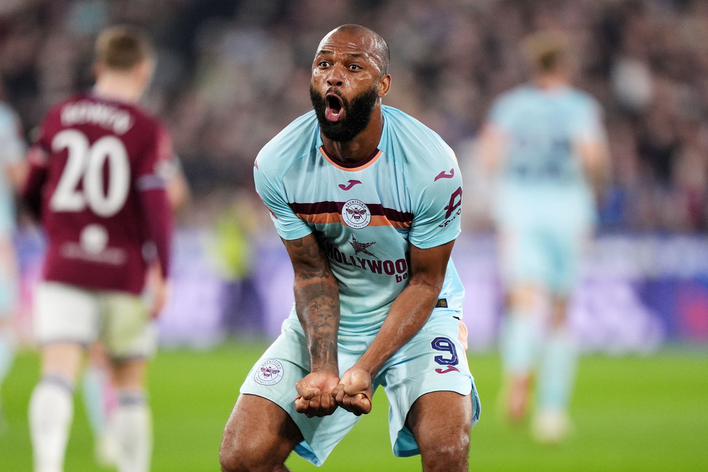 Brentford's Igor Thiago celebrates scoring during the English FA Cup fifth round soccer match between West Ham United and Brentford in London, Monday March 9, 2026. (Ben Whitely/PA via AP)