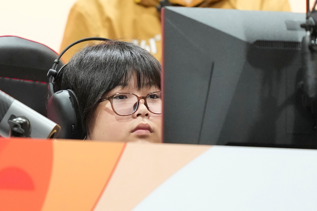 Japan's Yuki Kurihara prepares for his Puyo Puyo Champions esports quarterfinal match against Singapore's Justine Koh Mun June at the Asian Games in Nagoya, Japan, Saturday, Sept. 26, 2026. (AP Photo/Dita Alangkara) CORRECTION: Corrects first name to Yuki instead of Yuri