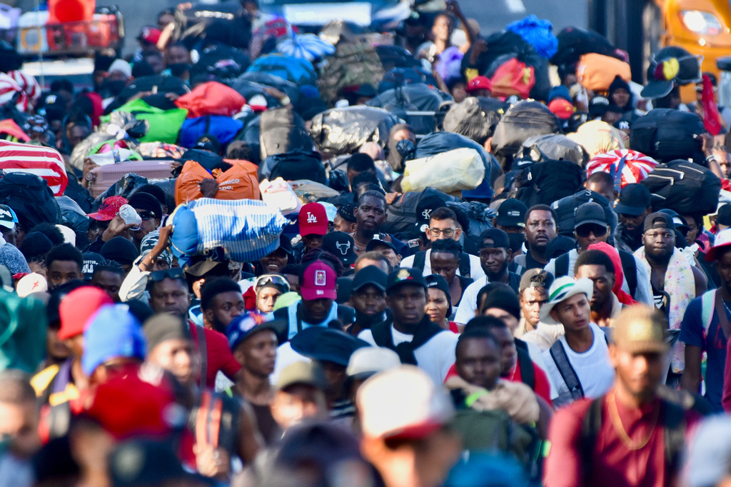 Migrants walk on the highway through the municipality of Huehuetan, Chiapas state, Mexico, Tuesday, April 21, 2026, after leaving Tapachula the previous night. (AP Photo/Edgar H. Clemente)