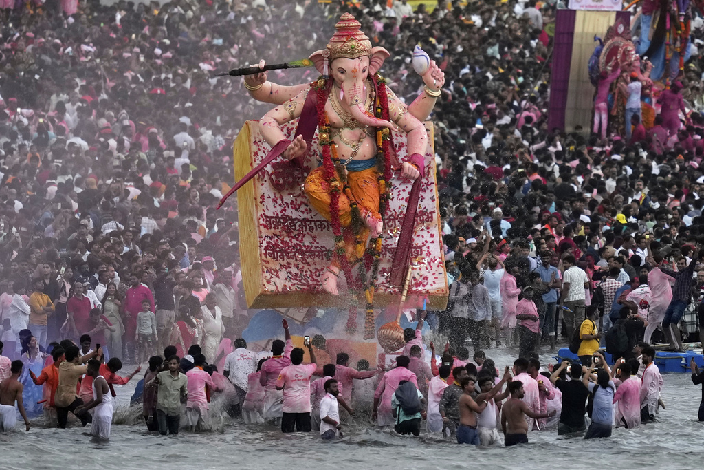 An idol of elephant-headed Hindu god Ganesha is immersed at Arabian Sea on the final day of the ten-day long Ganesh Chaturthi festival in Mumbai, India, Saturday, Sept. 6, 2025. (AP Photo/Rajanish Kakade)