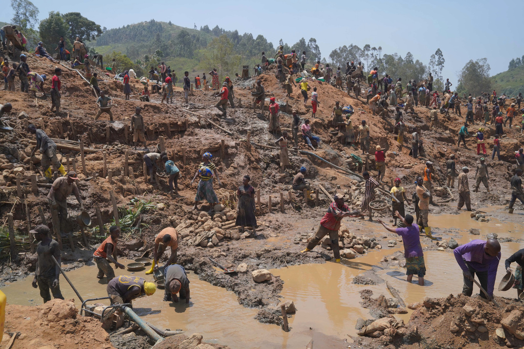 People search for gold at a mining site in Iga-Barrière, Ituri province, eastern Congo, Friday, Aug. 14, 2026. (AP Photo/Dieudonne Dirole)