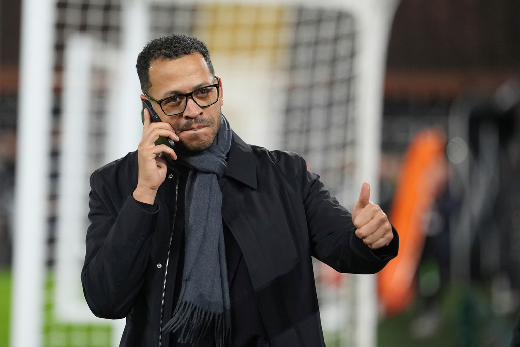 Chelsea's head coach Liam Rosenior gestures before the English Premier League soccer match between Fulham and Chelsea in London, Wednesday, Jan. 7, 2026. (AP Photo/Dave Shopland)