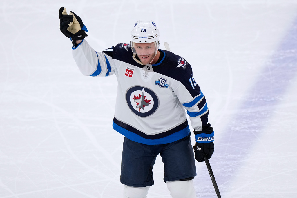 Winnipeg Jets center Jonathan Toews waves to the crowd during the first period of an NHL hockey game against the Chicago Blackhawks in Chicago, Monday, Jan. 19, 2026. (AP Photo/Nam Y. Huh)