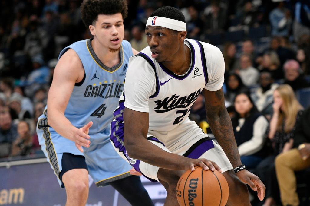 Sacramento Kings guard Daeqwon Plowden, right, handles the ball against Memphis Grizzlies guard Walter Clayton Jr. (4) in the first half of an NBA basketball game, Monday, Feb. 23, 2026, in Memphis, Tenn. (AP Photo/Brandon Dill)
