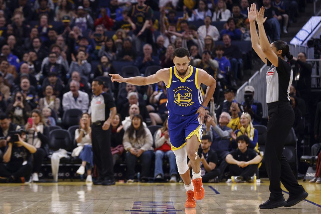 Golden State Warriors guard Stephen Curry (30) celebrates his three-pointer against the Utah Jazz in the first quarter during an NBA basketball game in San Francisco, Saturday, Jan. 3, 2026. (Santiago Mejia/San Francisco Chronicle via AP)