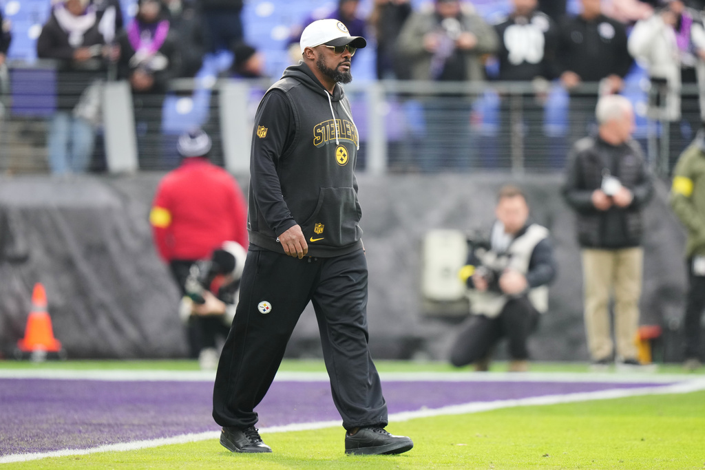 Pittsburgh Steelers head coach Mike Tomlin walks on the field before an NFL football game against the Baltimore Ravens, Sunday, Dec. 7, 2025, in Baltimore. (AP Photo/Stephanie Scarbrough)
