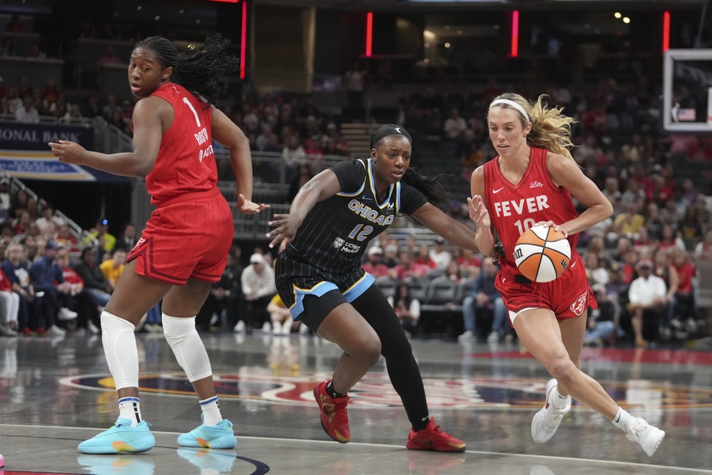 Indiana Fever's Lexie Hull (10) goes to the basket against Chicago Sky's Michaela Onyenwere (12) during the first half of a WNBA basketball game, Friday, Sept. 5, 2025, in Indianapolis. (AP Photo/Darron Cummings)