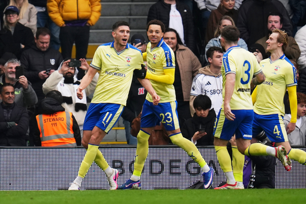 Southampton's Ross Stewart, left, celebrates scoring during the English FA Cup fifth round soccer match between Fulham and Southampton in London, Sunday March 8, 2026. (John Walton/PA via AP)