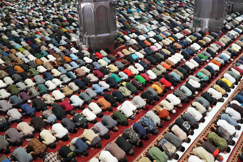 Muslims pray during the first Friday of the fasting month of Ramadan at Istiqlal Mosque in Jakarta, Indonesia, Friday, Feb. 20, 2026. (AP Photo/Tatan Syuflana)